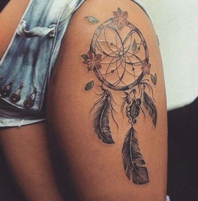  Tatouage attrape rêve avec trois fleurs rouges sur le haut des cuisses